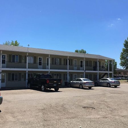 Colonial Motel And Rv Park Mandan Bagian luar foto