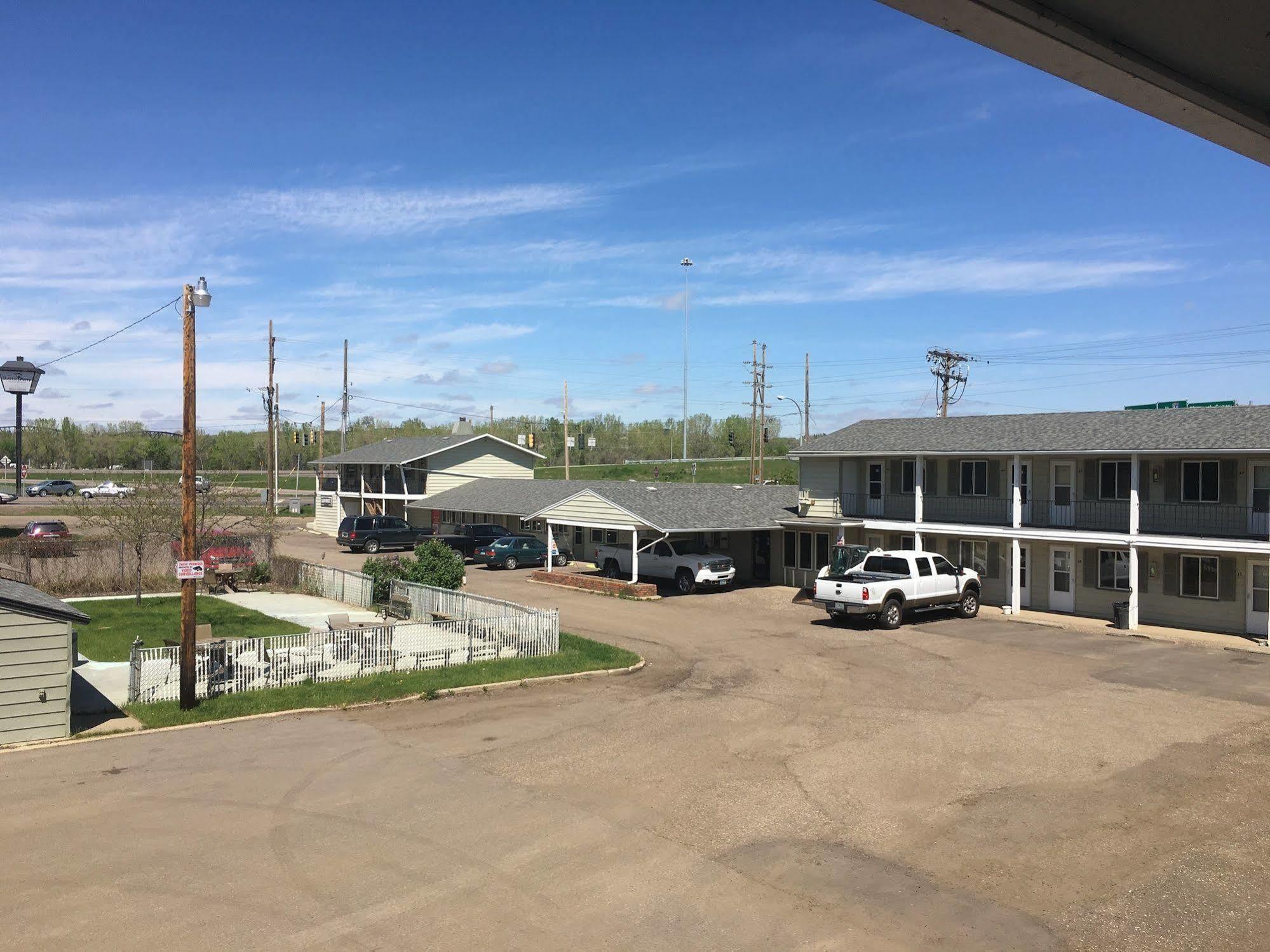 Colonial Motel And Rv Park Mandan Bagian luar foto
