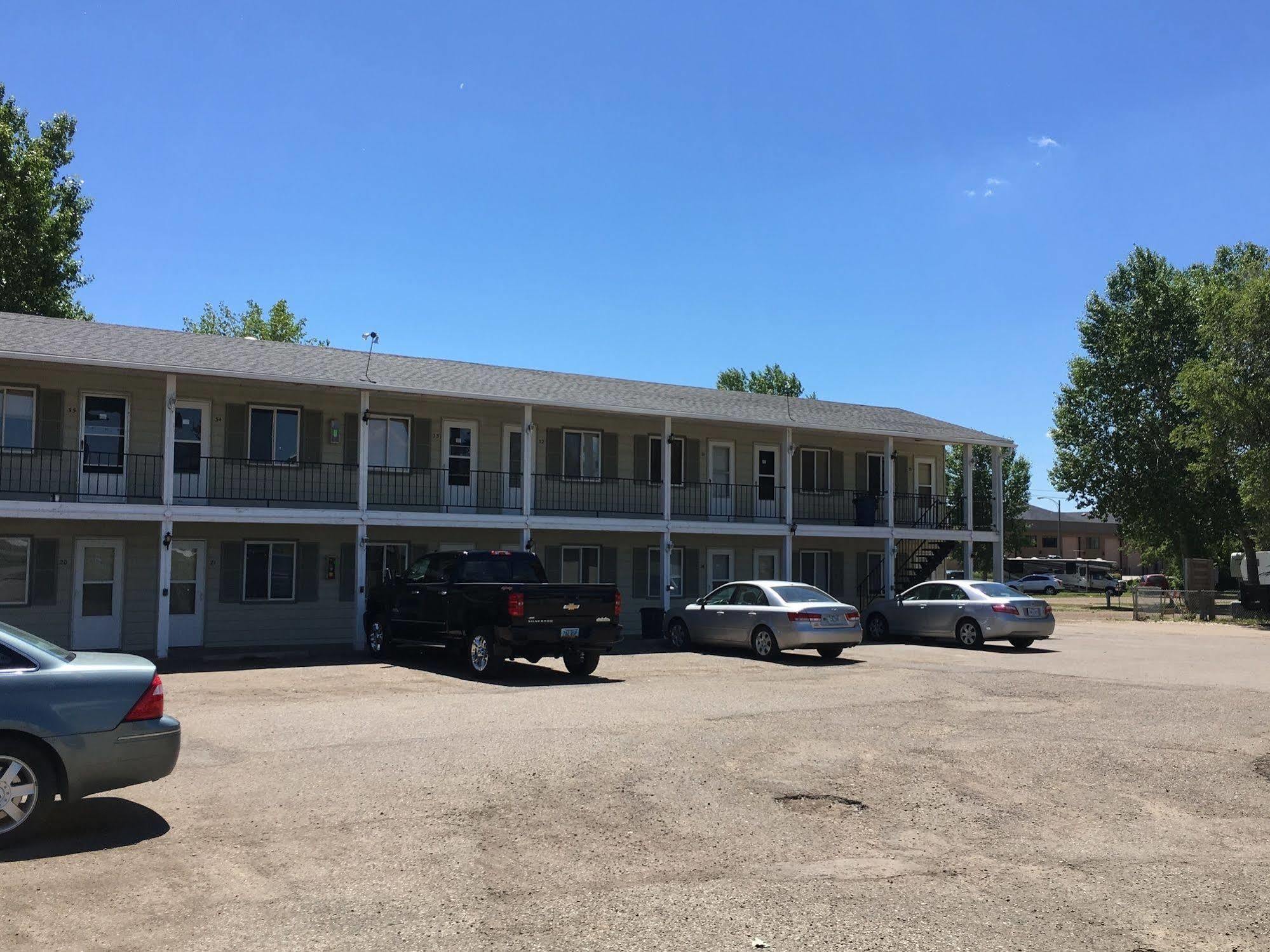 Colonial Motel And Rv Park Mandan Bagian luar foto