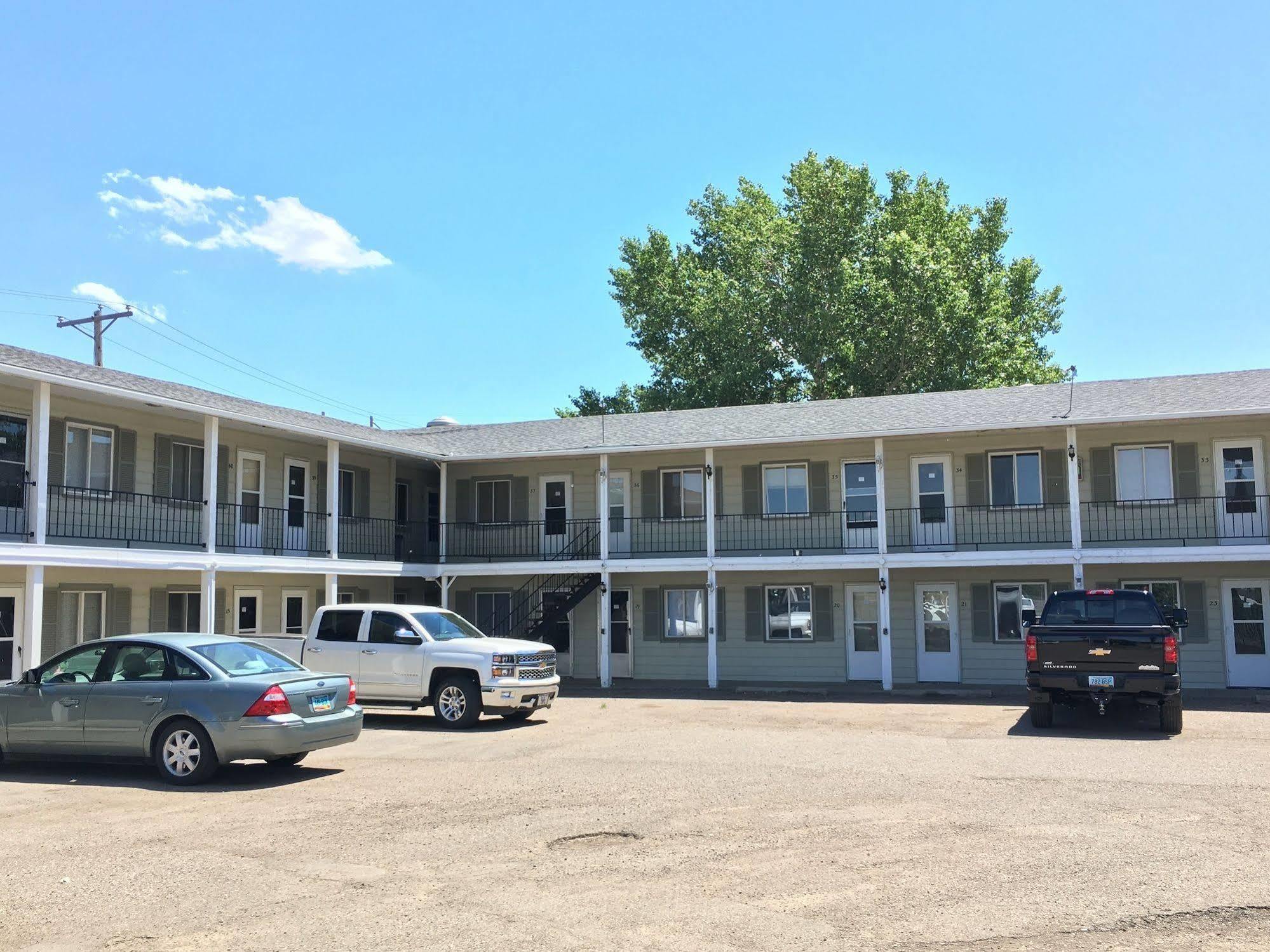 Colonial Motel And Rv Park Mandan Bagian luar foto