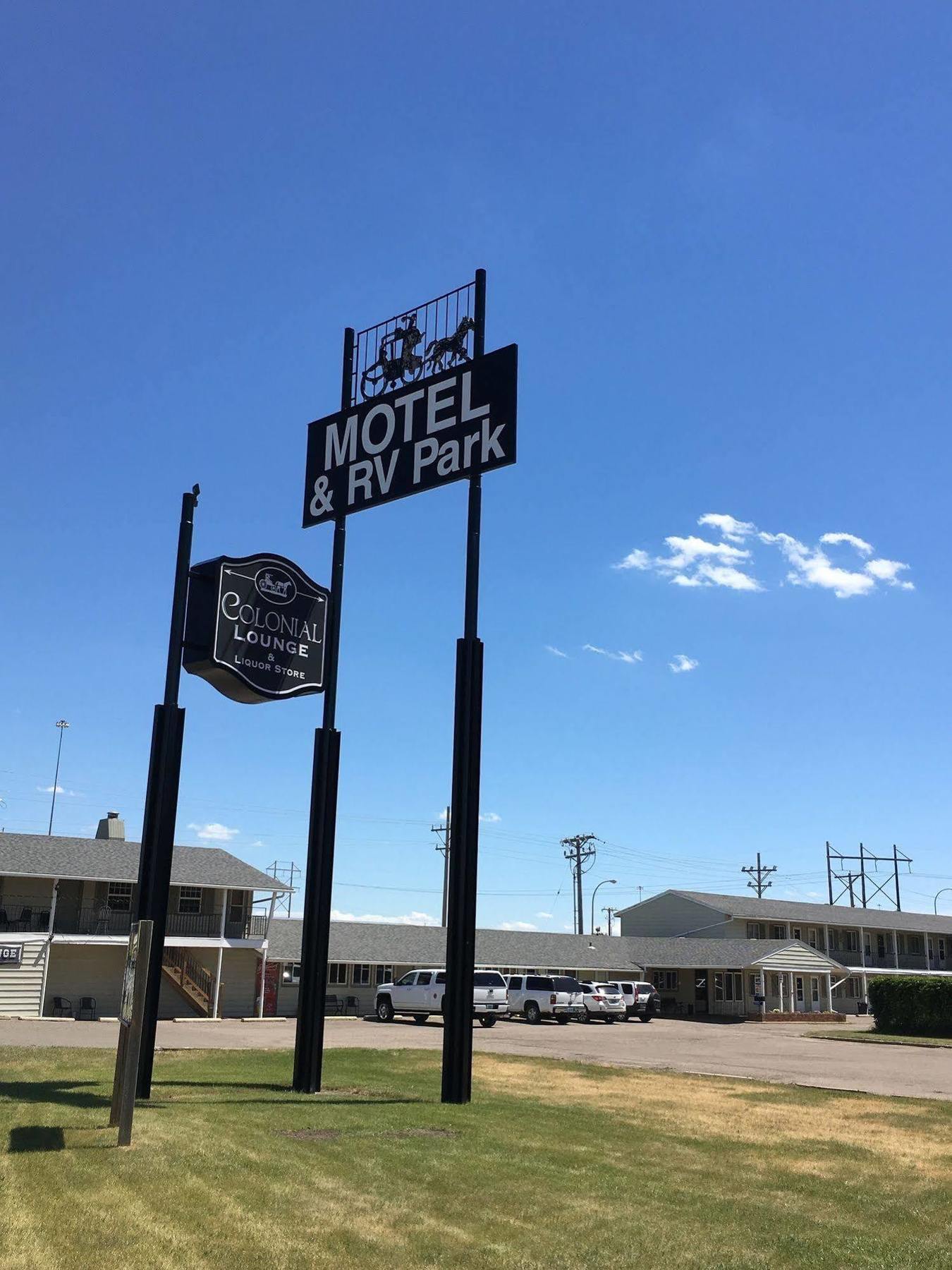 Colonial Motel And Rv Park Mandan Bagian luar foto