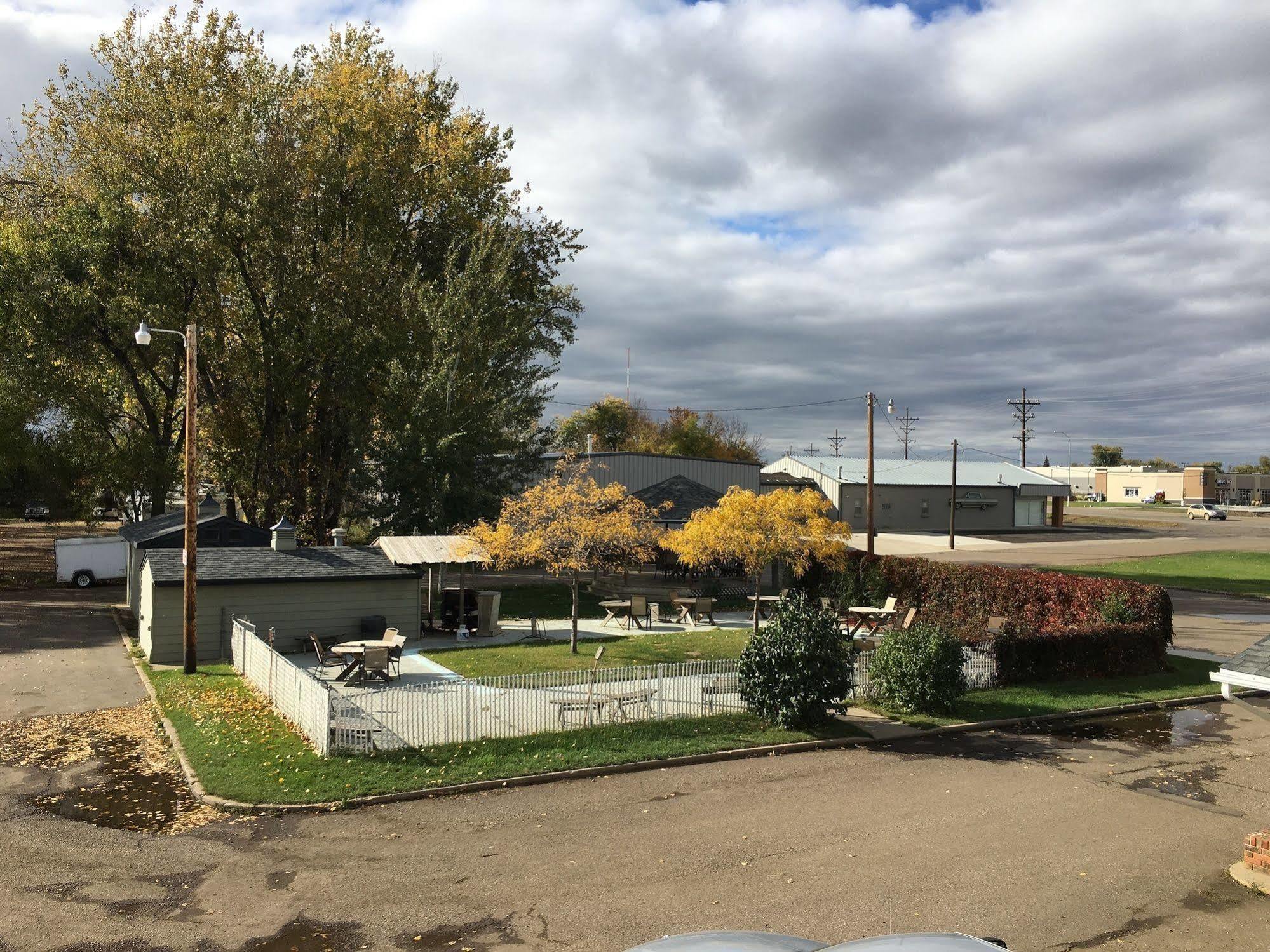 Colonial Motel And Rv Park Mandan Bagian luar foto