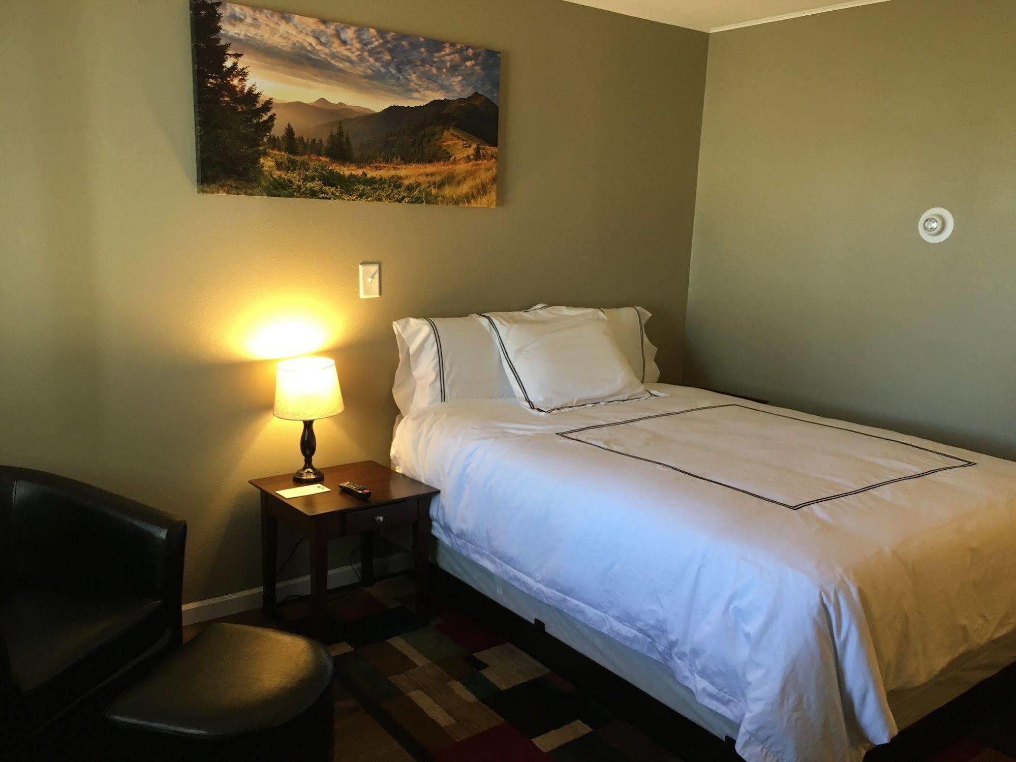Colonial Motel And Rv Park Mandan Bagian luar foto