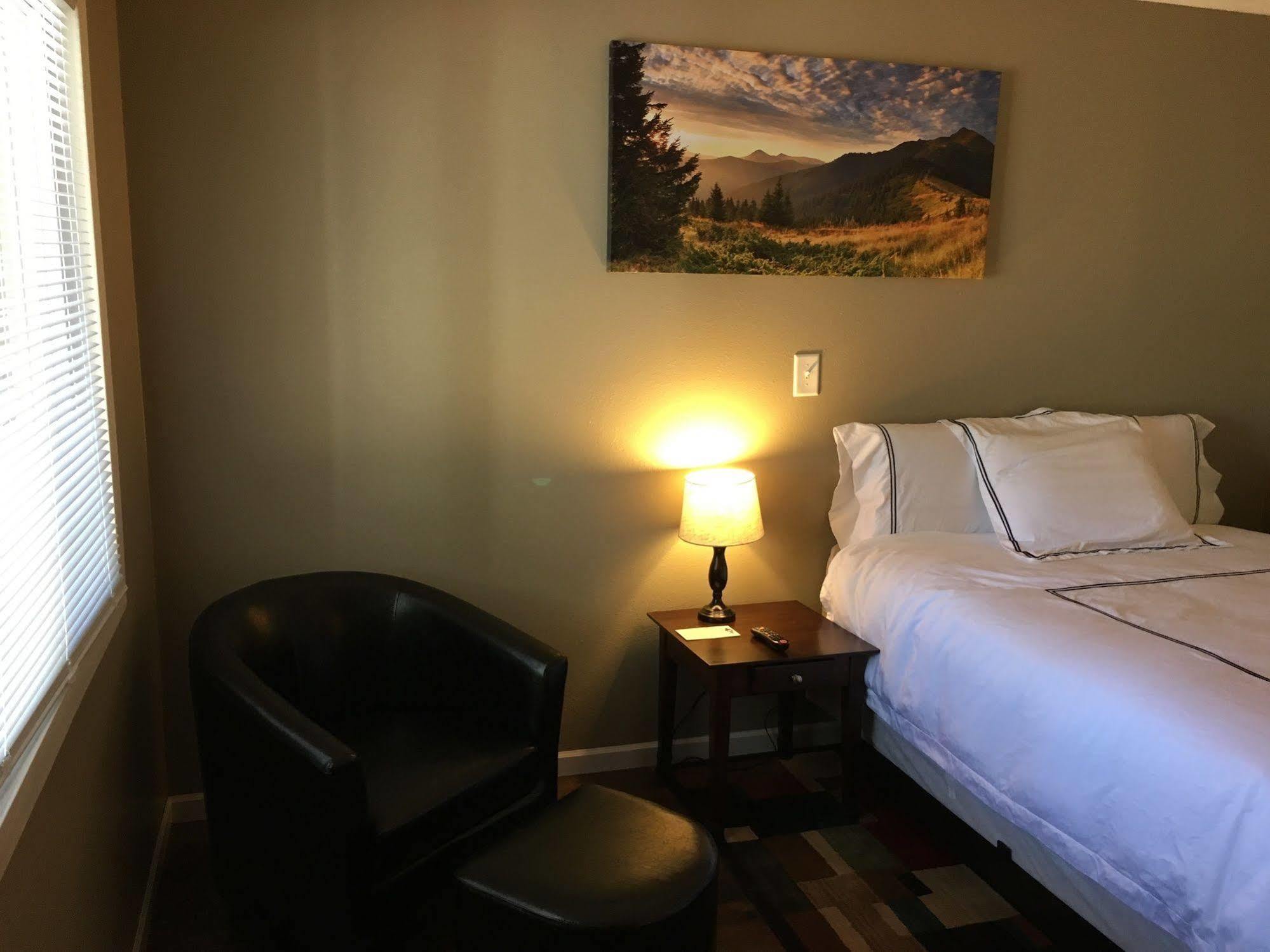 Colonial Motel And Rv Park Mandan Bagian luar foto