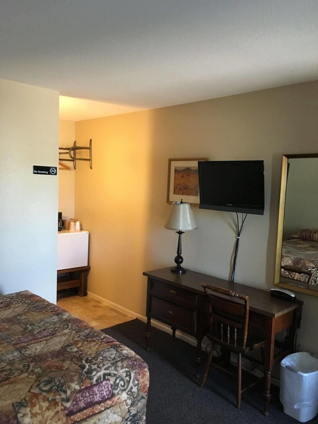 Colonial Motel And Rv Park Mandan Bagian luar foto