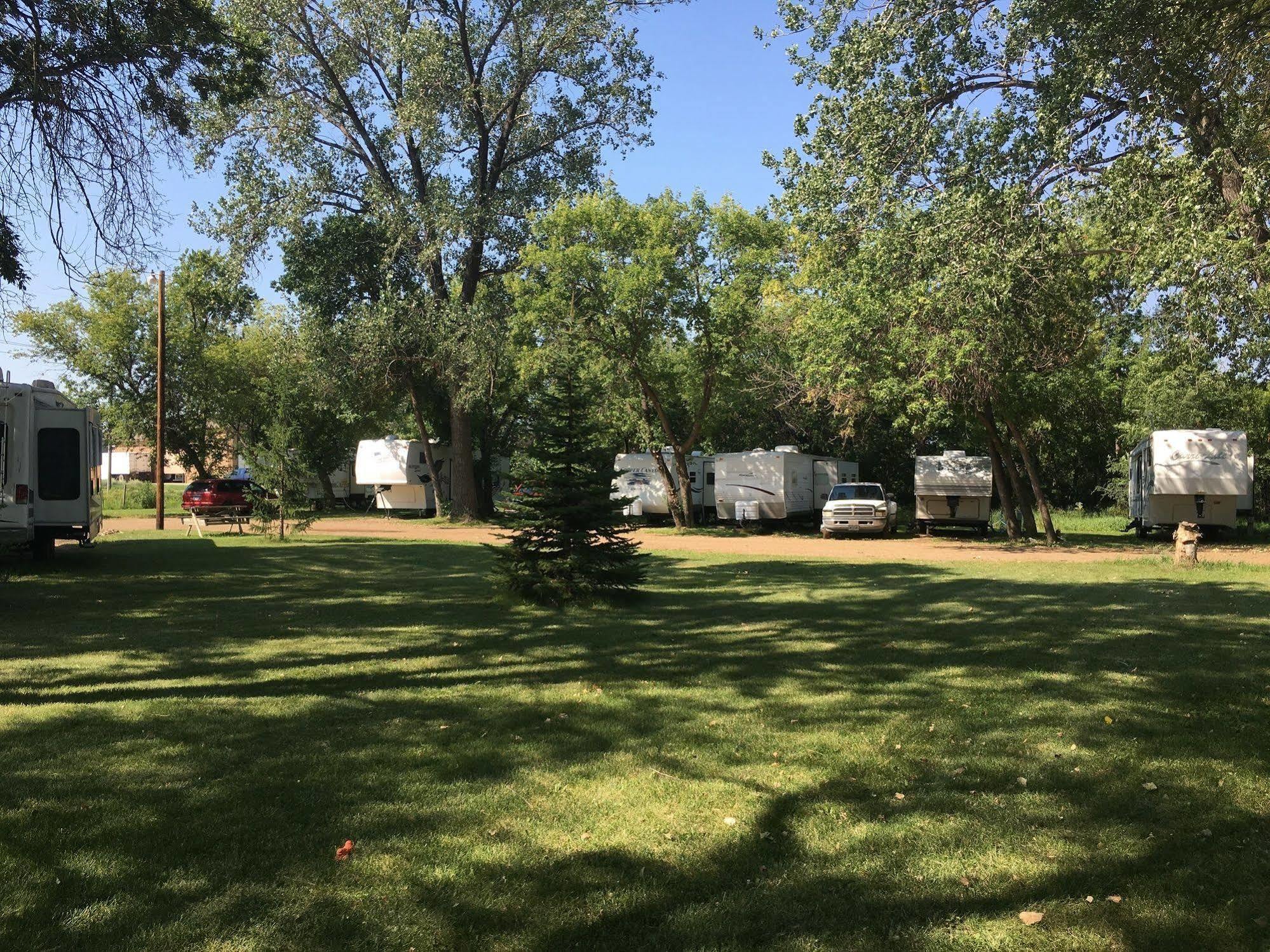 Colonial Motel And Rv Park Mandan Bagian luar foto