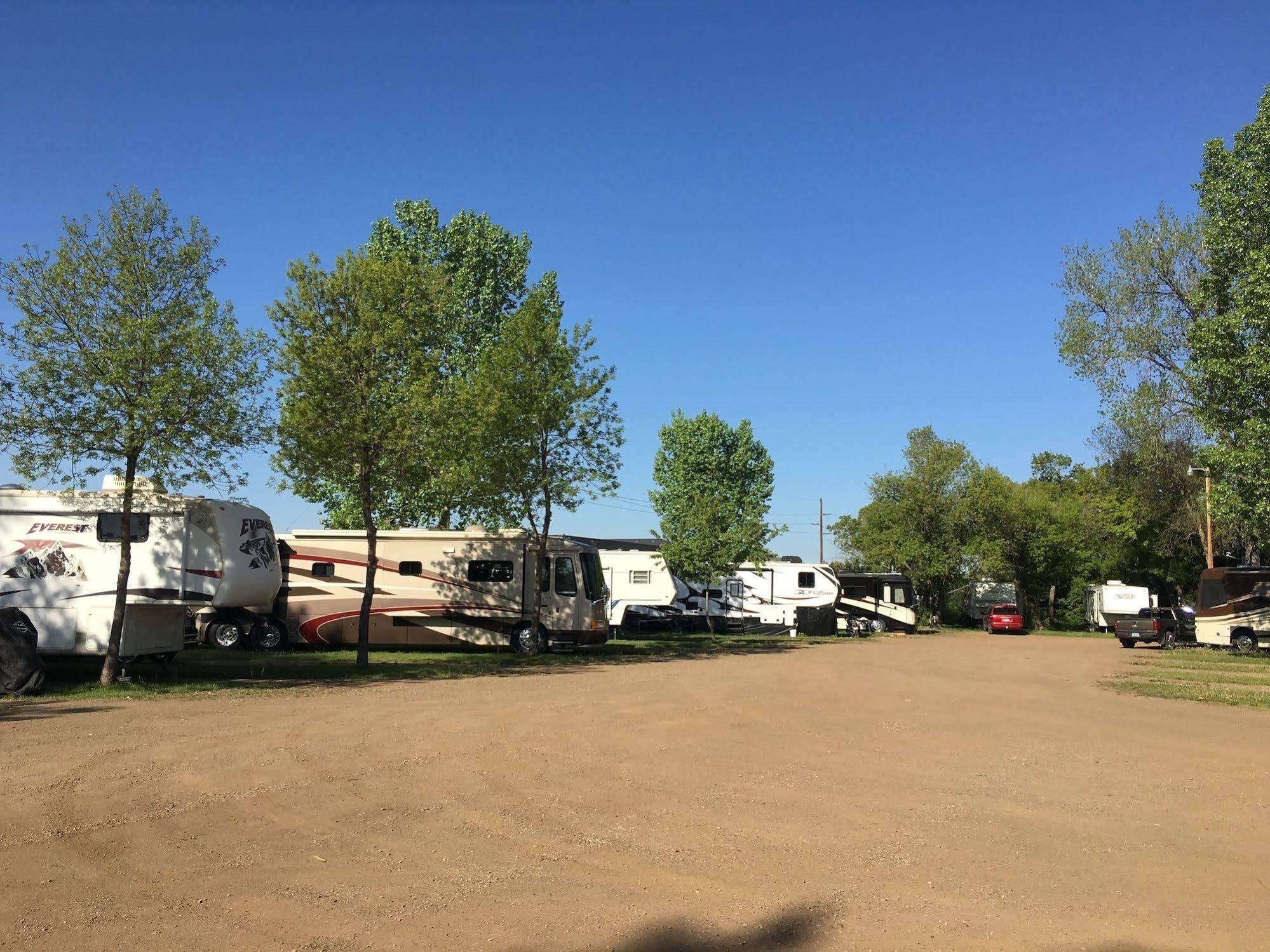 Colonial Motel And Rv Park Mandan Bagian luar foto