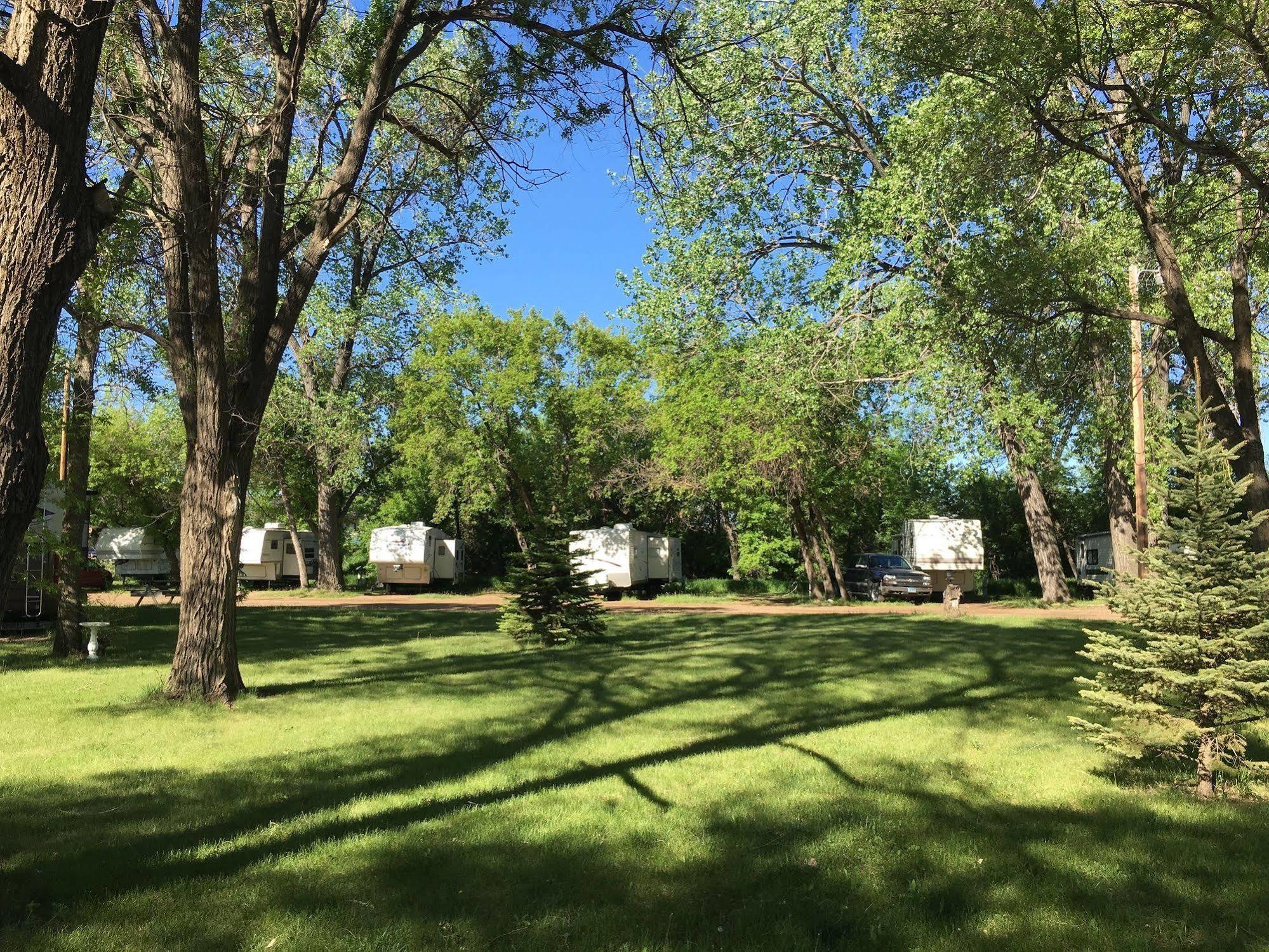 Colonial Motel And Rv Park Mandan Bagian luar foto